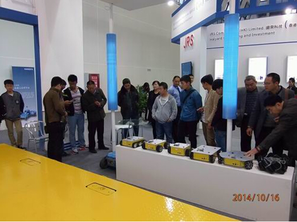 IM网页版参展2014绵阳科博会-技术人员向观众演示机器人.jpg
